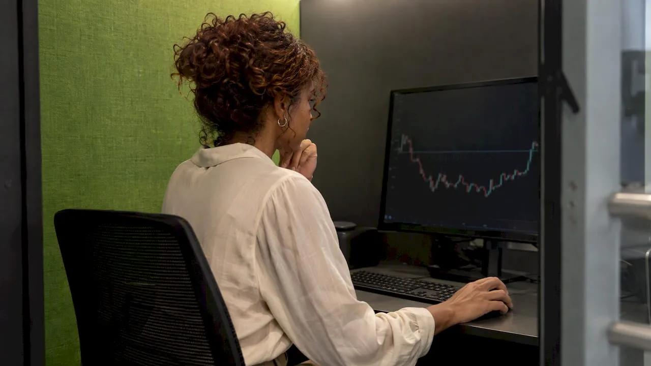 Trader waiting for a candle to close