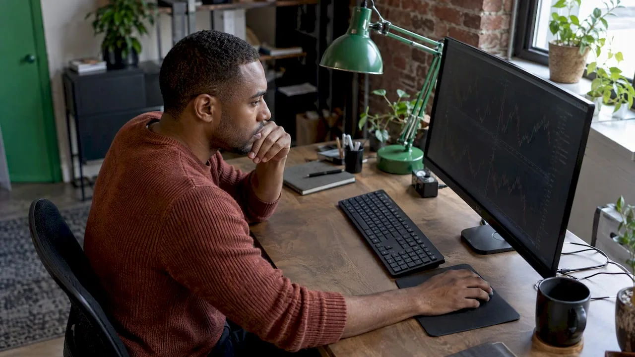 Trader narrowing a forex pair watchlist