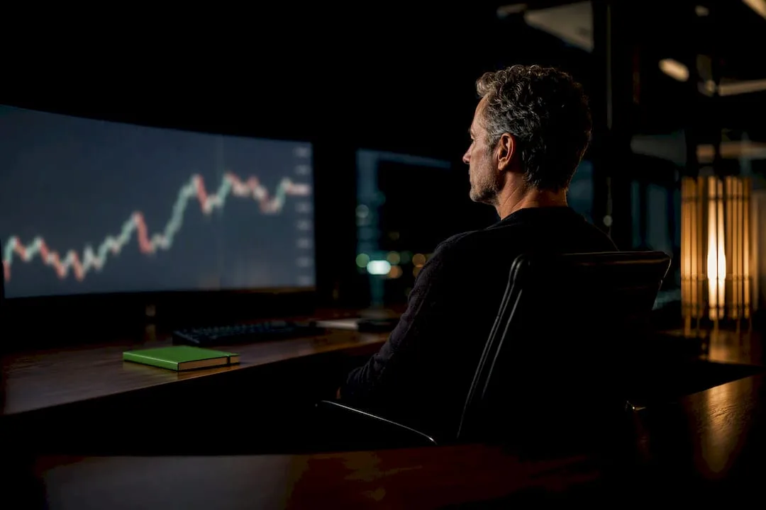 Trader türelmesen figyel egy piaci grafikont